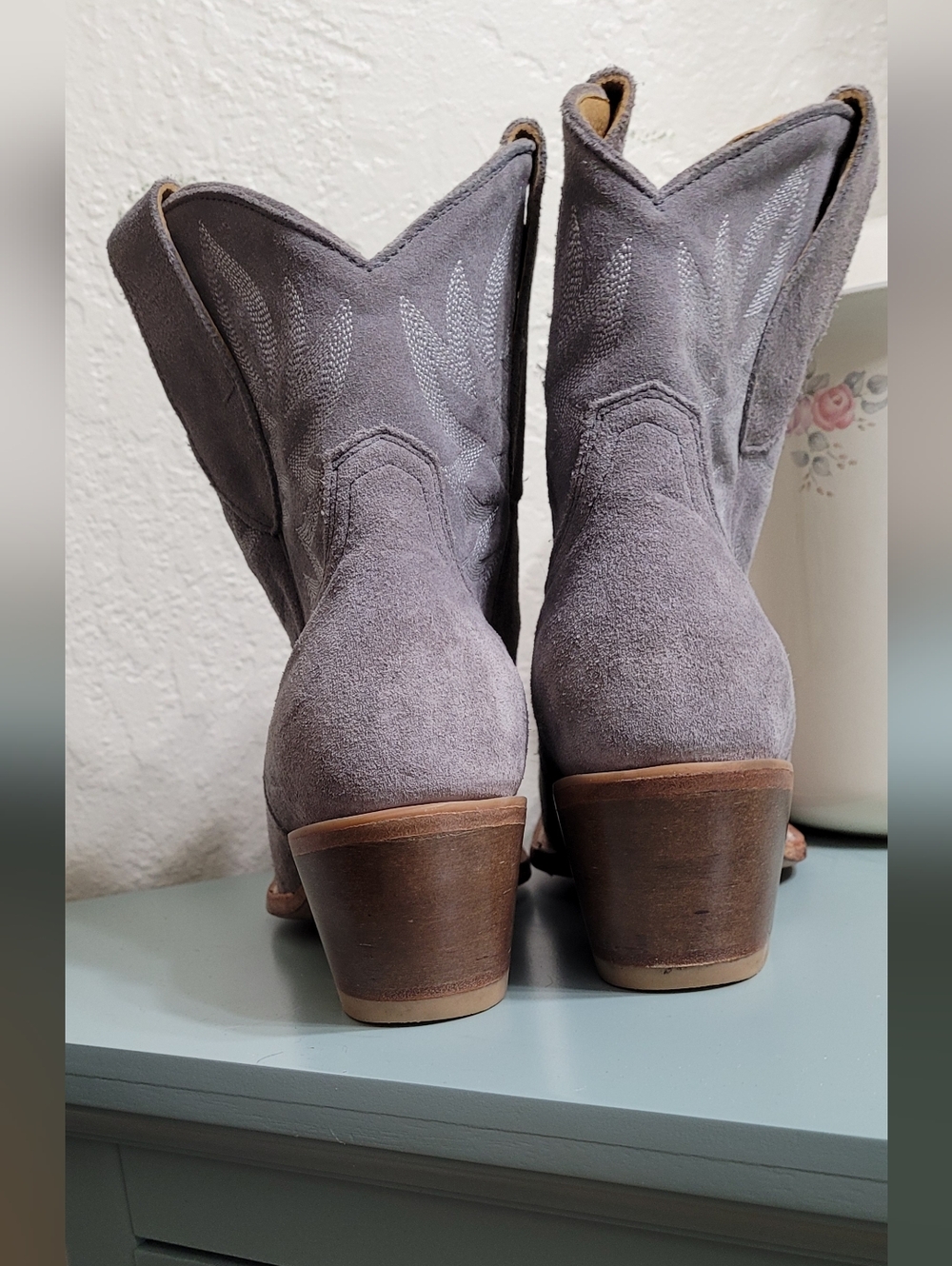 Idyllwind Gray Suede Boots - Picture 4 of 7